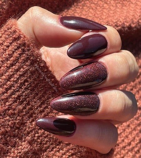 Loving these dark colors 🤩😍 • Colors used revelnail “Asa” (solid) & “Ritz” (glitter from the Gatsby collection) • Oval Gel Tips: kingofnail Dip Powder Nails Colors, Winter Nail Art Ideas, Dip Powder Manicure, Dark Mirror, Revel Nail Dip Powder, Revel Nail Dip, Chic Nail Designs, Revel Nail, Best Gel Nail Polish