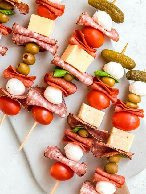 Beach Wedding Menu Ideas Food, Charcuterie Kabobs, Shayla Wedding, Charcuterie Skewers, Cheese Kabobs, Easy Charcuterie, Charcuterie Appetizers, Holiday Party Appetizers, Antipasto Skewers