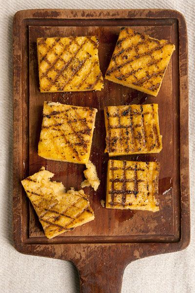 Grilled Polenta Vegetarian Grilling Recipes, Grilled Polenta, Cornmeal Recipes, Grilled Appetizers, Vegetarian Grilling, How To Cook Polenta, Polenta Recipes, Vegan Grilling, Veggie Meals