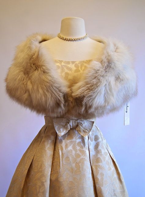 Vintage Clothing Store, Vintage Clothing Boutique, 1950 Fashion, Vintage Fashion 1950s, Vintage Wedding Dresses, Vintage Clothing Stores, Fashion 1950s, Vintage Clothes Women, Fur Stole