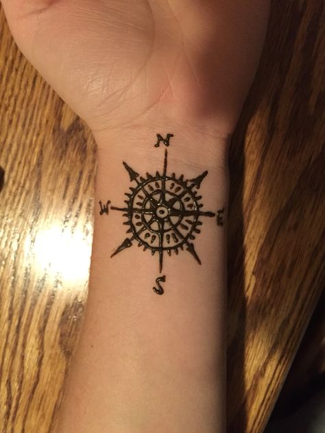 Compass in henna. Country Henna Tattoos, Pirate Henna, Festival Henna Designs Simple, Henna Tattoo Designs Ocean, Pirate Henna Tattoo, Ocean Theme Henna, Men Henna Tattoo, Henna Tattoo Design, Henna Doodle