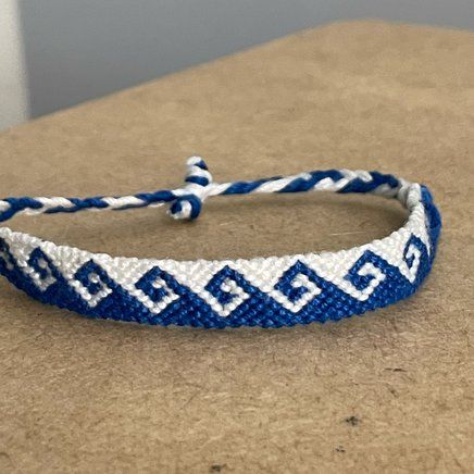 Normal pattern #566 | BraceletBook Blue And White Friendship Bracelet, Blue String Bracelets, Blue Friendship Bracelet Patterns, Beachy Bracelet Patterns, Blue Bracelet Patterns, Normal Pattern Bracelet, Brazilian Bracelet, Beachy Bracelets, String Bracelet Patterns