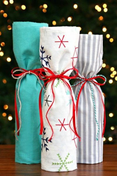 holiday Archives - Page 5 of 9 - Happy-Go-Lucky Diy Sew Wine Bottle Bag, Diy Wine Bags Pattern, Diy Wine Bags Sewing, Wine Bags Ideas Diy Gifts, Wine Bags To Sew, Wrap A Wine Bottle, Wrap Wine Bottle, Serger Patterns, Wine Bag Pattern