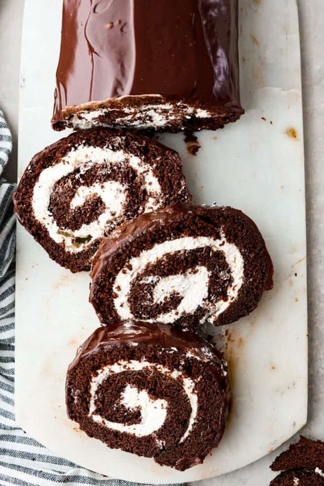 Basic Cake Recipe, Rolled Cakes, Goodies Recipes, Jelly Roll Cake, Desert Cups, Swiss Cake, Chocolate Swiss Roll, Chocolate Roll Cake, Swiss Rolls