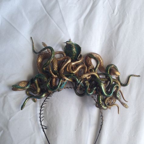 Medusa Crown, made by yours truly! #Medusa #Costumes #Halloween #Snakes Medusa Costume Ideas, Halloween Medusa, Snake Headband, Costume Concepts, Meme Costume, Dresses Halloween, Medusa Snake, Halloween Make-up Looks, Medusa Costume