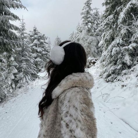 ˗ˏˋ𝐄𝐝𝐞𝐧🤍🧖🏼‍♀️´ˎ˗ on TikTok Snow Queen Aesthetic Outfit, Winter Aesthetic Pics Ideas, Winter Aesthetic No Snow, Winter Aesthetic Pfp, Snow Princess Aesthetic, Snow Girl Aesthetic, Winter Princess Aesthetic, Start A Bracelet, Winter Girl Aesthetic