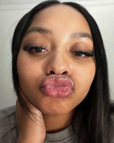 LÈLA MONÈT on Instagram: "@shoplelamonet" Kissy Face Selfie, Pout Face, Big Lips Natural, Female Lips, Kissy Face, Grills Teeth, Feed In Braid, Black Lips, Juicy Lips