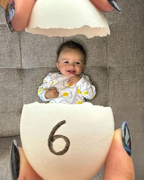 Baby Boy Milestone Pictures, Boy Newborn Pictures, Vom Avea Un Copil, 5 Month Baby, طفلة حديثة الولادة, Baby Boy Newborn Pictures, Baby Milestones Pictures, One Month Baby, Monthly Baby Pictures