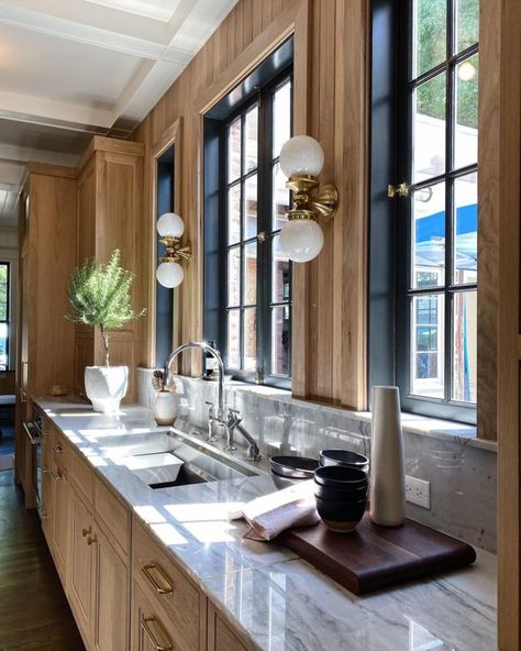 kitchens-without-upper-cabinets-6 Kitchen Without Wall Cabinets, Kitchen Without Upper Cabinets, Kitchens Without Upper Cabinets, Black Window Treatments, Holly House, Barn Kitchen, Kitchen Room Design, Kitchen Inspiration Design, Upper Cabinets