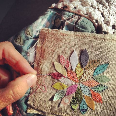 Pola Blus, Sulaman Pita, Upcycle Ideas, Raw Edge Applique, Sew Ins, 자수 디자인, Fabric Projects, Embroidery Inspiration, Applique Quilts