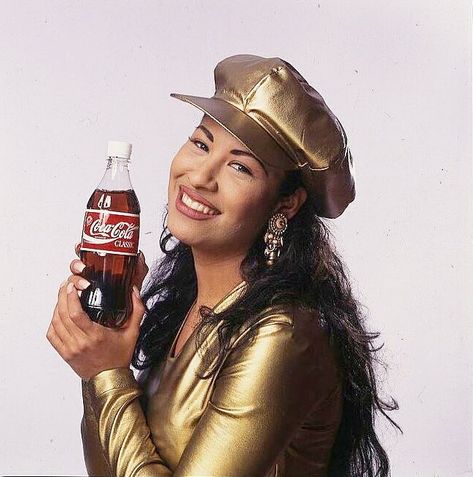 Selena Quintanilla Perez 👑 on Instagram: “Queen 😍😍 #Selena #SelenaQuintanilla #SelenaQuintanillaPerez #Selenas #queenofcumbia #reinadeltejano #reinadeltexmex #selenaylosdinos” Selena Quintanilla Photoshoot, Selena Fashion, Aaliyah Albums, Selena Quintanilla Videos, Campaign Photoshoot, Selena Quintanilla Fashion, Selena Pictures, Coca Cola Ad, Selena Q