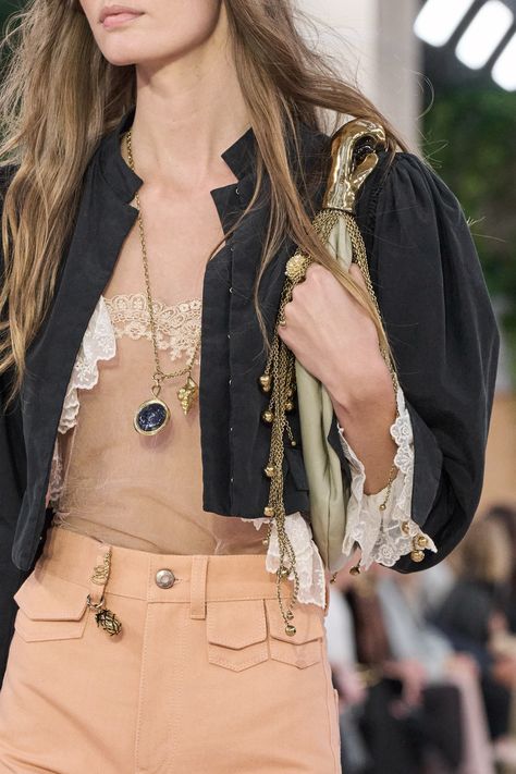 Chloé Spring 2025 Ready-to-Wear
https://www.vogue.com/fashion-shows/spring-2025-ready-to-wear/chloe/slideshow/detail#95 Jet Set Style, Chloe Fashion, Italy Outfits, Weird Fashion, Fashion Capsule, Paris Fashion, The Collection, Paris Fashion Week, High Fashion