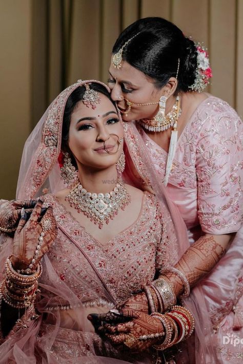 Pose With Mom, Mother Daughter Wedding Photos, Photos With Bridesmaids, Mother Daughter Wedding, Bridesmaid Poses, Indian Bride Poses, Indian Bride Photography Poses, Indian Wedding Poses, Bride Photos Poses