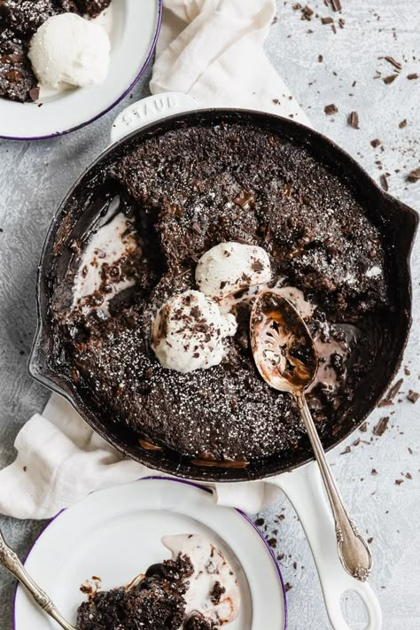 Berry cobblers are great and all, but sometimes you just need a chocolate night. #desserts  #chocolate #summereats Chocolate Cobbler, Pie Pops, Desserts Chocolate, Slow Cooker Desserts, Oreo Dessert, Think Food, Food Cakes, How Sweet Eats, Eat Dessert