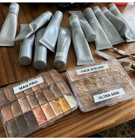 Makeup Depotting, Makeup Notes, Makeup Artist Kit Organization, Mua Kit, 1980s Makeup And Hair, Makeup Artist Kit Essentials, Rangement Makeup, Backyard Wedding Decorations, Makeup Artist Kit