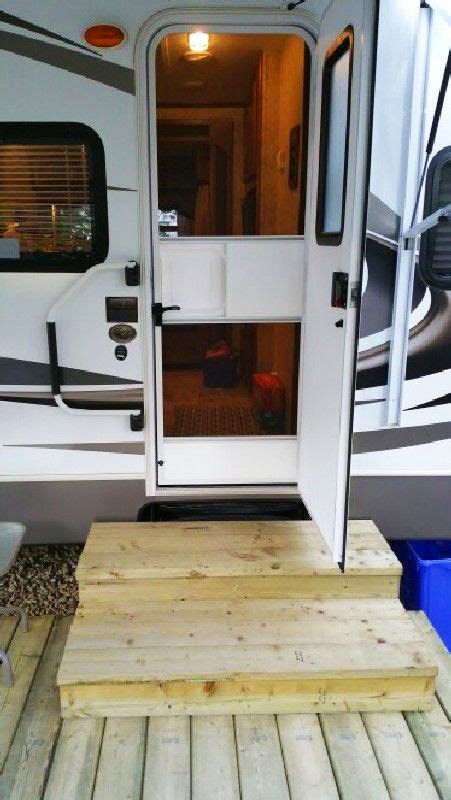 Restored Campers, Rv Patio Ideas, Rv Decks, Camper Deck, Rv Deck, Campsite Decorating, Portable Deck, Camper Steps, Trailer Deck