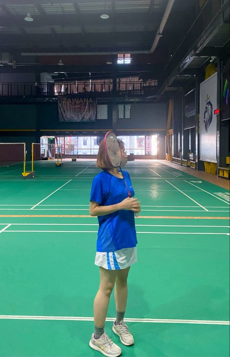 Playing Badminton Aesthetic, Burmese Aesthetic, Badminton Attire, Outfit Badminton, Badminton Aesthetic, Sporty Girl Aesthetic, Badminton Outfit, Playing Badminton, Photography Outfits