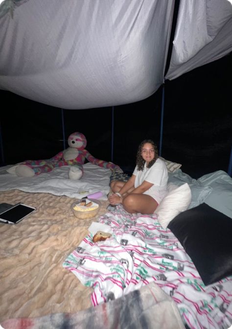 Sleep On Trampoline, Disney Sleepover Ideas, Sleepover On The Trampoline, Trampoline Sleepover Preppy, Trampoline Sleepover Snacks, Trunk Sleepover, Noc Na Trampoline, Summer Trampoline Sleepover, Trampoline Fort Ideas