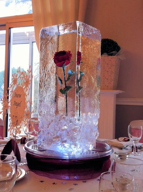 Creative Wedding Décor; Ice Styling. Definitely reminiscent of a fairytale. Winter Wedding Centerpieces, Wedding Themes Winter, Winter Wonderland Wedding, Ice Sculptures, Wonderland Wedding, Deco Floral, Disney Wedding, Wedding Planners, Christmas Wedding