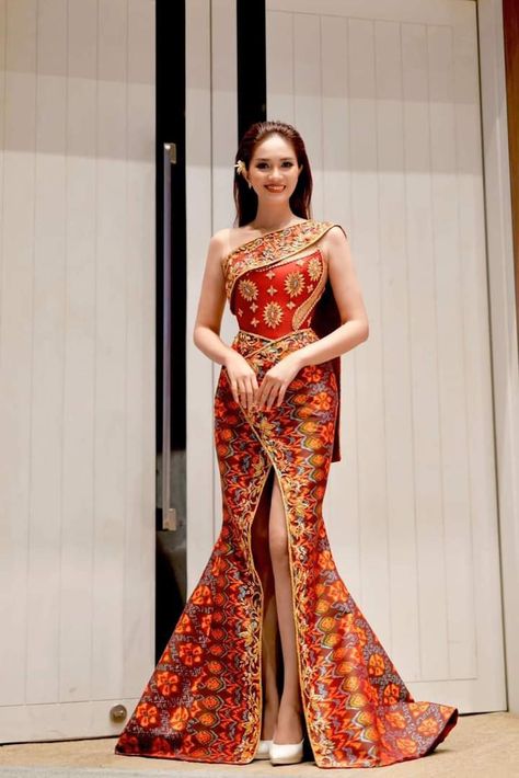 នៅ សូនីតា Khmer Dress, Gala Dresses, Asian Outfits, Indian Fashion Dresses, Formal Wedding, Dress Design, Cambodia, Indian Fashion, Evening Gowns