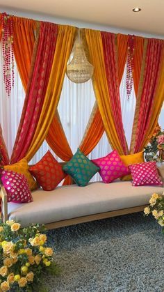 Mehndi Wall Decoration, Mehndi House Decor, Haldi And Sangeet Decoration, Sindhara Decoration At Home, Dholki Decorations At Home, House Decor Wedding Indian, Dholki Decor Home Simple Diy, Mehndi Day Decor Ideas, Maulid Decoration