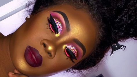 Captivating Makeup Tutorials for Dark Skin Boujee Makeup, Pink Eyeshadow Looks, Glitter Cut Crease Makeup, Events Makeup, Pink Glitter Makeup, Rosa Make-up, Glitter Makeup Tutorial, Dark Skin Makeup Tutorial, Makeup Jars