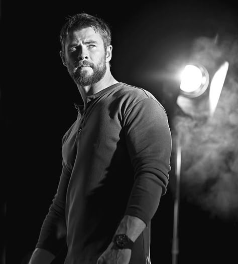 Chris Hemsworth Christopher Hemsworth, Low Key Portraits, Hemsworth Brothers, Male Portrait Poses, Robert Downey Jr., Chris Hemsworth Thor, Mens Photoshoot Poses, Portrait Photography Men, Men Photoshoot