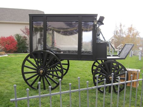 Prop Showcase: - Nightmare on Bayshore - Horse Drawn Hearse | Halloween Forum Vampire Decor, Halloween Yard Displays, Halloween Creatures, Halloween Forum, Diy Horse, Halloween Outside, Halloween Graveyard, Halloween Arts And Crafts, Halloween Garden