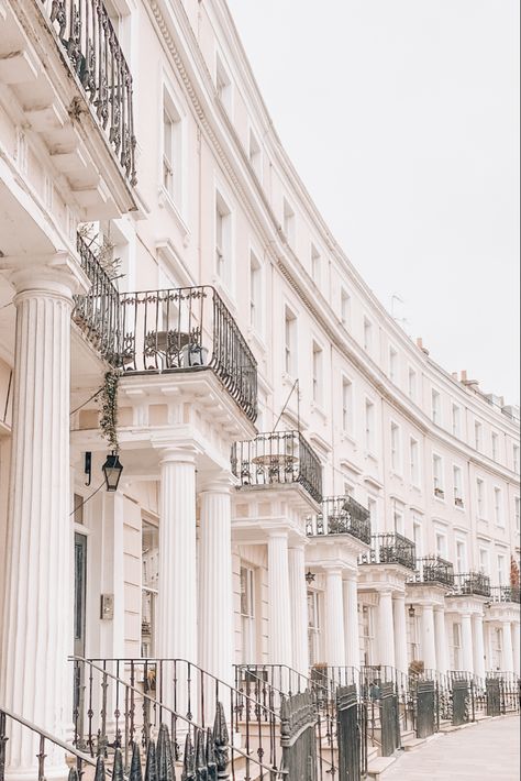 A Victorian crescent in Holland Park, London London Architecture Aesthetic, Buns From Home, Pretty Streets, Europe Living, Holland Park London, Royal Crescent, Georgian Buildings, Magnolia Parks, London Neighborhoods