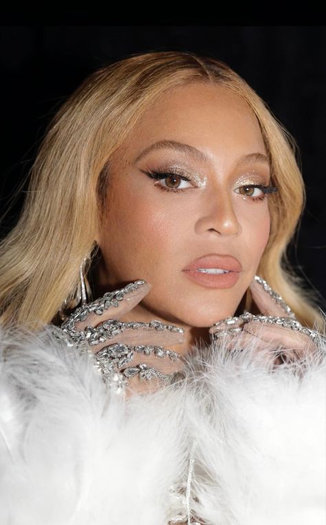 Beyonce Eyeshadow, Beyonce Photoshoot, Beyonce Makeup, Dance Comp, Nude Makeup, Queen B, Glam Makeup, Wallpaper Ideas, Bridal Makeup