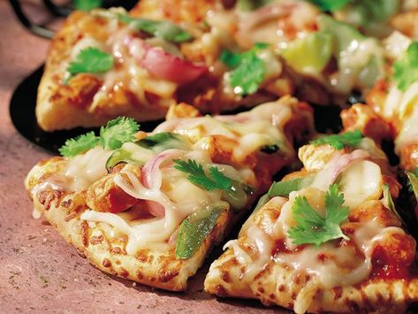 Spicy Chinese Pizza Chinese Pizza, Pizza Appetizers, Bamboo Shoots, Bean Sprouts, Sauce Tomate, Fresh Veggies, Betty Crocker, Easy Food To Make, Pizza Recipes