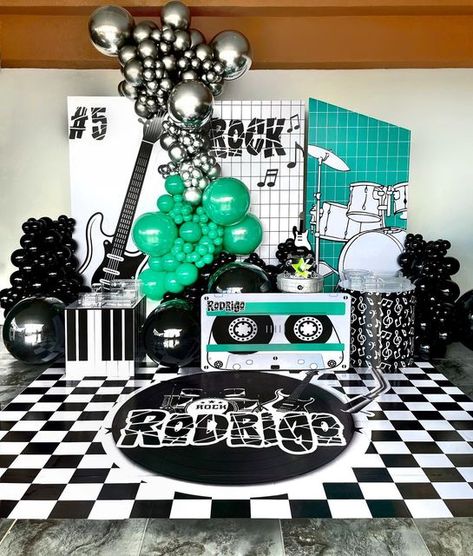 Rock Music Decorating Ideas, Music Decorations Party, Musical Party Decorations, Birthday Music Theme, Musical Theme Party, Music Party Ideas, Music Theme Party Decorations, Rock Party Decorations, Music Themed Birthday Party