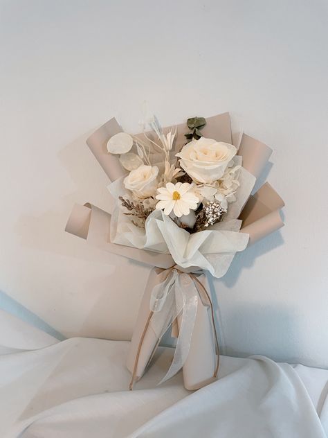 Artificial Flower Art, Beige Flower Bouquet, Minimal Flower Bouquet, Minimal Bouquet, Preserved Flower Arrangement, Bouquet Business, Graduation Flower Bouquet, Flowers Beige, Flower Boquet