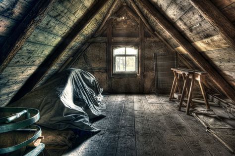 Old Attic, Famous Chair, Pretty Furniture, Vampire Stories, Pirate Halloween, Abandoned Buildings, Bushcraft, Space Art, Picture Photo