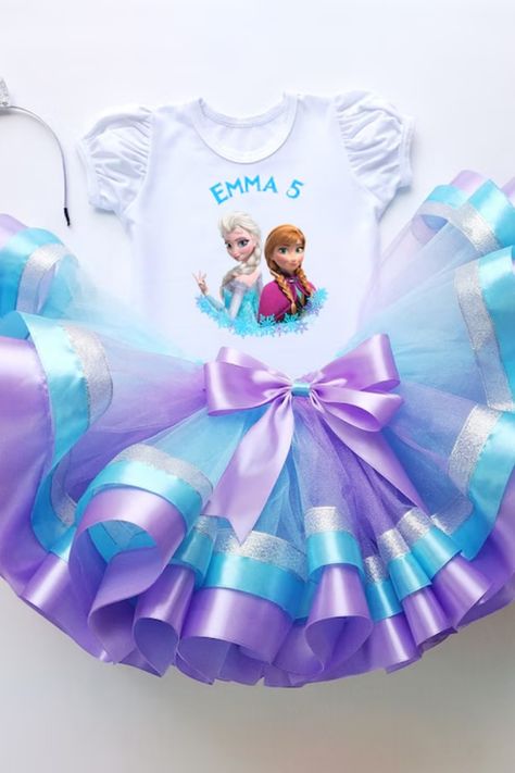 Tutu outfit will create real party. Every girl's the greatest wish is to look amazing! An adorable personalized outfit with a favorite character is always a good idea! Whenever it is a thematic party, birthday or even pleasure trip with family- be sure you sweetheart will always look awesome! Birthday Princess Outfit, Purple Toddler Dress, Disney Birthday Theme, Elsa Outfit, Disney Princess Outfits, Outfit Disney, Blue Tutu, Princess Outfit, Toddler Parties