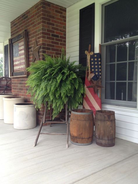 Country porch Americana Front Porch Americana Decorating Ideas, Country Back Porch, Americana Porch, Primitive Porch, Porch Goals, Primitive Gardens, Country Porches, Country Front Porches, Breezeway Ideas