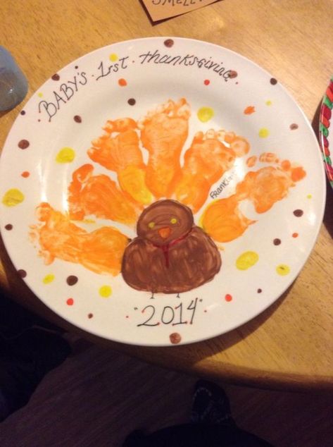 Thanksgiving Footprints, Baby First Thanksgiving, Handprint Ideas, Babys First Thanksgiving, Diy Thanksgiving Crafts, Print Crafts, Easy Diy Thanksgiving, 1st Thanksgiving, Baby First Outfit