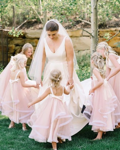 Flower Girl Dresses Simple, Country Flower Girls, Country Style Dresses, Flower Girl Dresses Country, Kids Wedding Outfits, Tight Wedding Dress, Dresses Country, Biker Wedding, Flower Girl Gown