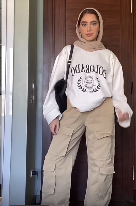 Beige Cargo Pants Outfit Hijab, Ootd Cargo Pants Hijab, Cargo Pants Outfit Hijab, Celana Khaki, Beige Cargo Pants Outfit, Hijabi Fashion Summer, Outfit Ngampus, Celana Kargo, Beige Cargo Pants