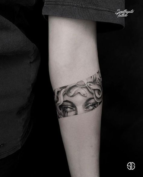 Medusa Band Tattoo, Half Medusa Tattoo, Mini Medusa Tattoo, Medusa Eyes Tattoo, Powerful Women Tattoos Design, Unique Medusa Tattoo, Tattoo Medusa, Tato Salib, Medusa Tattoo Design