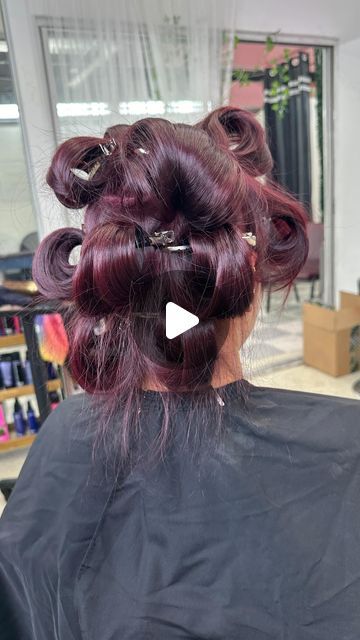 LAHAIRSTYLIST on Instagram: "pin drop curls🖤

#hairinspo #haircolor #redhair #burgundyhair #blowoutcurls #blowout #pindrop #layeredhaircut #layers #lahair #colourmelilyrose" Rollers Hair Tutorial, Pin Curls Tutorial, Drop Curls, Blowout With Curls, Blowout Curls, Rollers Hair, Curl Tutorial, Pin Curls, Burgundy Hair