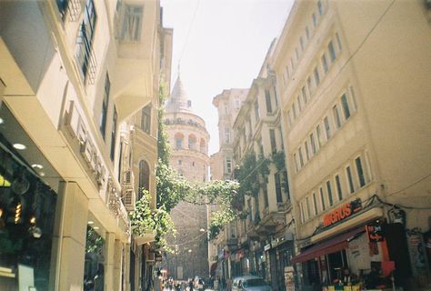 Film: Fuji Superia 200 (35mm) · Lomography Film Camera Photography, Film Pictures, 35mm Photography, Film Photography 35mm, Love Film, Minimalist Photography, Film Photographers, Film Aesthetic, Old City