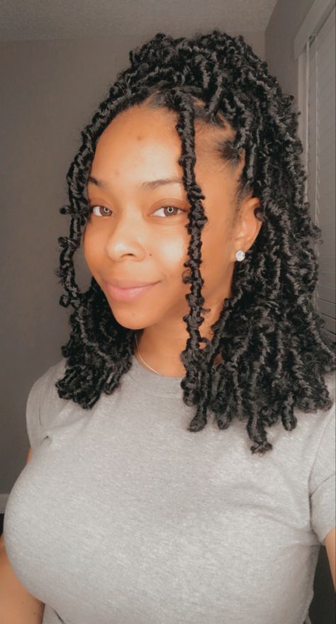 Short Crochet Faux Locs Hairstyles, 12 Inch Butterfly Locs Styles, Two Hand Twist Natural Hair Black Women, Butterfly Faux Locs Short, Crowshay Braids Hairstyles, Small Butterfly Locs Short, Distressed Faux Locs Medium Length, Faux Locs Styles Shoulder Length, Short Fox Locs Hairstyles