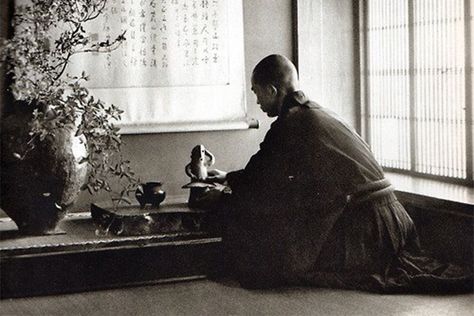 Roger Hawkins, "Desire for Truth" a Zen teacher points the way toward Reality from the Fall 2010 Issue on the subject of “Desire.” Soto Zen, Japanese Buddhism, Buddhist Monks, Zen Buddhism, Zen Meditation, Buddhist Monk, Buddhist Art, Sumi E, 인물 사진