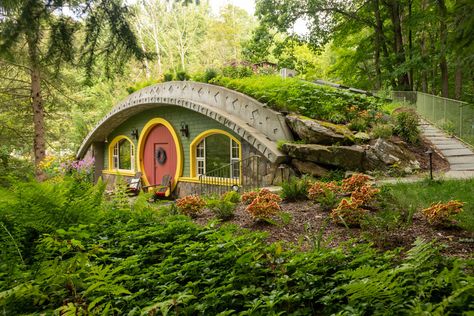 You can stay in this New York 'Hobbit house' for $500 a night Hobbit House Plans, Building A Small House, Earth Sheltered, Living Roofs, See And Say, An Unexpected Journey, Unusual Homes, Hobbit House, Passive House