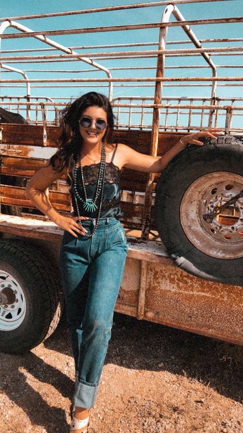 Vintage Country Concert Outfit, Thrifted Western Outfits, Whiskey Myers Concert Outfit, Western Grunge Outfits, Western Bar Outfit, Edgy Cowgirl Style, Grunge Cowgirl Outfits, Edgy Western Style, Bralettes Outfits Casual