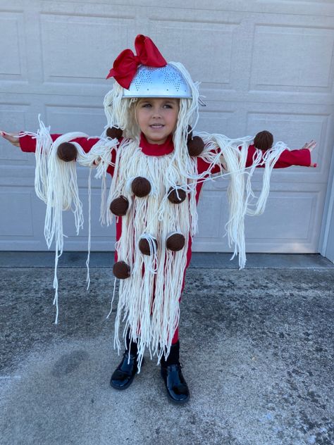 #spaghettiandmeatballs #DIY #Halloweencostumes #TruckOrTreat Diy Spaghetti Costume, Spaghetti Costume, Meatball Costume, Witches And Warlocks, Spaghetti Meatballs, Boho Halloween, Homemade Halloween Costumes, Book Week Costume, Toddler Costumes