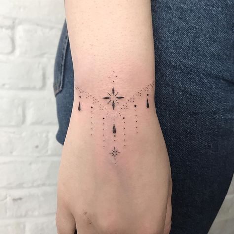 Art The Clown Tattoo, Elegant Spine Tattoos, Dainty Hummingbird Tattoo, One Direction Tattoo, Direction Tattoo, Tattoos Pulseras, Wrist Hand Tattoo, Tattoos Elegant, Small Dainty Tattoos