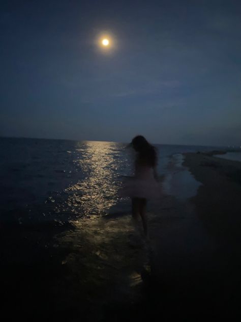 Maricore Aesthetic, Moon Girl Aesthetic, Night Summer Aesthetic, Nightcore Aesthetic, Darcy Vega Zodiac, Caroline Peckham, Relaxing Photos, Dark Beach, Dark Summer