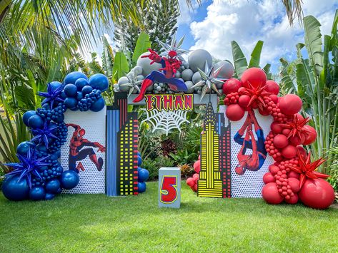 Spider Man Decorations Birthday, Spider Man Birthday Party, Avengers Birthday Party Decorations, Spiderman Theme Party, Hulk Birthday Parties, Spiderman Birthday Party Decorations, Superhero Party Decorations, Spiderman Decorations, Spider Man Birthday